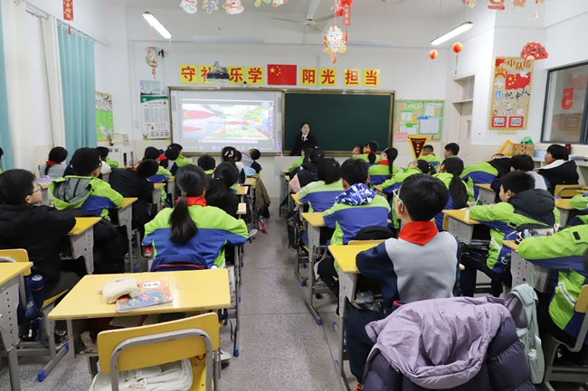 弘扬雷锋精神 播撒法治火种